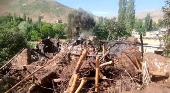 Bitlis'te 2 Katlı Evde Yangın: Can Kaybı Yok