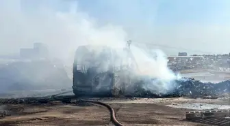 Gebze'de Palet Deposunda Yangın: Minibüs Kül Oldu