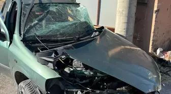 İzmir'de Elektrik Direğine Çarpan Otomobilin Sürücüsü Hayatını Kaybetti