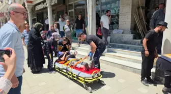 Bursa'da Kaldırımdaki Yayalara Otomobil Çarptı, 2 Yaralı