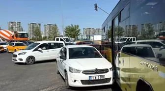 Diyarbakır'da Halk Otobüsü ile Otomobil Çarpıştı: Trafik Kilitlendi