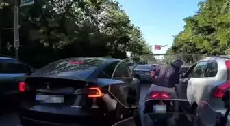 İstanbul'da Motosiklet Sürücüsünden Tükürükle Tepki