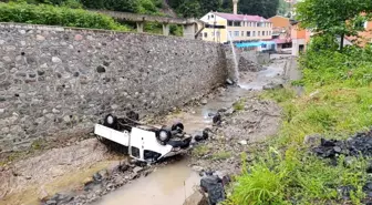 Trabzon'da Kamyonet Dereye Uçtu: 2 Yaralı