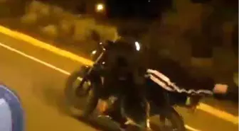 Yüzüstü Motosiklet Kullanan Sürücü Sosyal Medyada Gündem Oldu