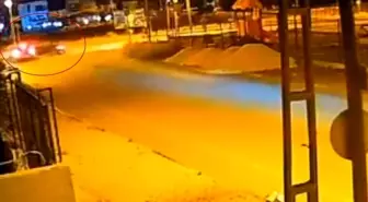 Hatay'da İki Otomobil Çarpıştı, Kaza Anı Güvenlik Kamerasında