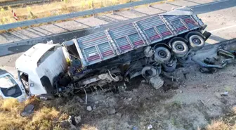 Afyonkarahisar'da Tır Kazası: Sürücü Yaralandı, Kupa Parçalandı