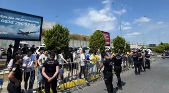 Fenerbahçe'de Jhon Duran'ı karşılamaya gelen taraftarın sayısı gündem oldu