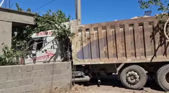 Adana'da Freni Boşalan Kamyon Ev Duvarına Çarptı