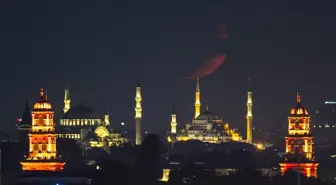 İstanbul'da hilal camileri süsledi