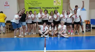 Karşıyaka Veteran Hentbol Takımı Burhaniye Turnuvası'nda Namağlup Şampiyonluğu Elde Etti