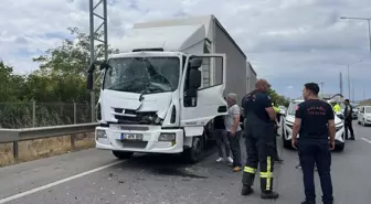 Kocaeli'de TIR ile Kamyon Çarpıştı: Şoför Yaralandı