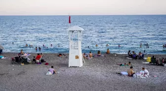Antalya Konyaaltı Sahili'nde Akşam Cankurtaran ve Aydınlatma Eksikliği