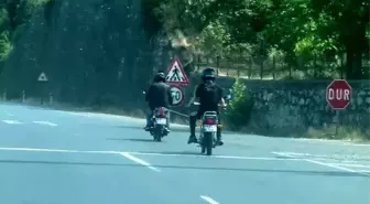 Zonguldak'ta Arızalanan Motosiklet Başka Bir Motosikletle Çekildi