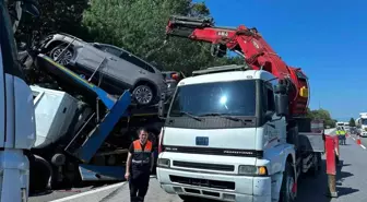 Sakarya'da Togg Taşıyan Tır Kazası: Sürücü Yaralı, Araçlar Zarar Gördü