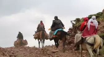 Yüksekova'da Kadınlar At Sırtında Yayla Yolculuğu Yapıyor