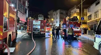 Gaziosmanpaşa'da 3 Katlı Binanın Çatısında Yangın Çıktı