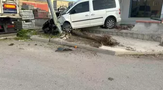 Çorum'da Trafik Kazası: Hafif Ticari Araç Ağaca ve Elektrik Direğine Çarptı
