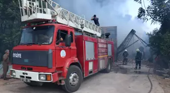Antalya'da Mobilya Fabrikasında Yangın: İtfaiye Görevlileri Felaketten Son Anda Kurtuldu