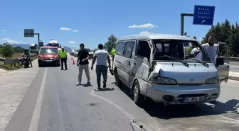 Sakarya'da Minibüs Devrildi: 6 Yaralı