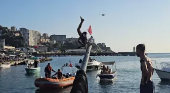 Denizcilik ve Kabotaj Bayramı'nda Yağlı Direkten Bayrak Düşürme Yarışını Eski Şampiyon Kazandı
