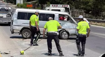 Sakarya'da Kontrolden Çıkan Minibüs Yan Yattı: 6 Yaralı