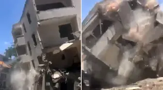 Yıkımı yapılan bina, kepçenin müdahalesiyle yola çöktü