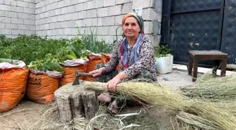 Hatice Karapınar, Geleneksel Ot Süpürgesi Geleneğini Yaşatıyor
