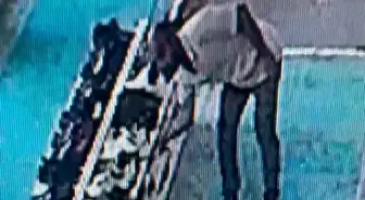 Batman'da Cami Ayakkabı Hırsızlığı Güvenlik Kamerasında