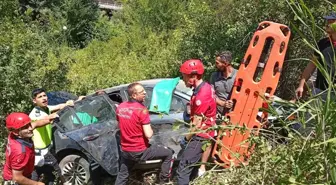Bilecik'te Şarampole Devrilen Otomobilde 3 Yaralı