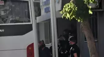 İzmir'deki 'yolsuzluk' operasyonu şüphelilerinden bazıları sağlık kontrolünden geçirildi
