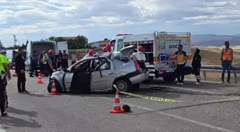 Otomobil ile kamyon çarpıştı: 3 ölü, 2 yaralı