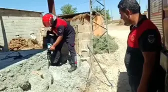 Betonun Altında Mahsur Kalan Yavru Kediler İtfaiye Ekipleri Tarafından Kurtarıldı