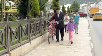79 Yaşındaki Dede, Torunlarını Her Gün Bisikletle Camiye Götürüyor