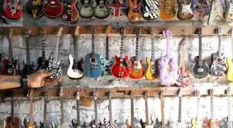 Endonezya'nın Klaten Kentinde Minyatür Gitar Atölyesi