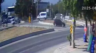 Hatay'da Işıkta Geçişte Refüje Çıkan Araç Kazası