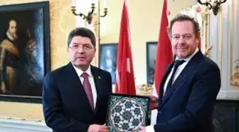 Türkiye, Hollanda'dan Yasadışı Yolla Çıkartılan Tarihi Çini'yi İade Aldı