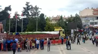 Kayseri'de Ücretsiz Karpuz Dağıtımı İçin Uzun Kuyruklar Oluştu