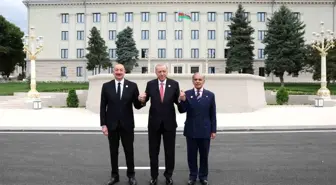 Erdoğan, Hankendi simge binası önünde fotoğraf çektirdi