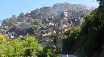 İzmir'de Orman Yangını: Tosunlar Mahallesi Harabeye Döndü