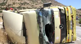 Manisa'da Seyir Halindeki Tır Devrildi: Sürücü Yaralandı