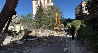 Maltepe'de Kentsel Dönüşümde 11 Katlı Bina Çöktü