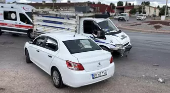 Sivas'ta Trafik Kazası: 3 Yaralı