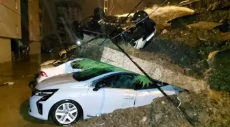 Samsun'da şiddetli yağış: İstinat duvarı araçların üzerine devrildi
