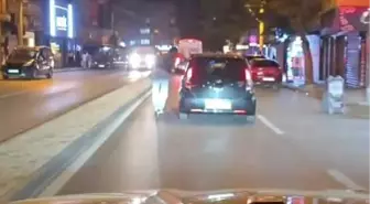 Bursa'da Genç Scooter ile Otomobile Tutunarak Seyir Etti