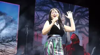 Zara, Volkan Konak'ı Anarak Duygu Dolu Bir Konser Verdi