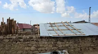 Adilcevaz'da Hortum Rüzgarı Çatıları Uçurdu