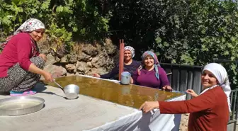 Erzincan'da Kadınlar Geleneksel Yöntemlerle Pestil Üretimine Başladı
