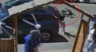 Karşıya geçen anne ve evladına araba çarptı! Çocuk metrelerce savrudu