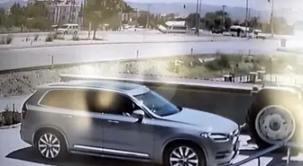 Isparta'da Kırmızı Işıkta Duramayan Otomobil Minibüsle Çarpıştı