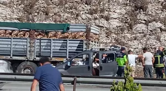 Adana'da TIR'a Çarpan Hafif Ticari Araçta 5 Kişi Hayatını Kaybetti